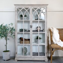 CHIC ANTIQUE VITRINESKAB M/BUEDE GLASL�GET SAND - 154