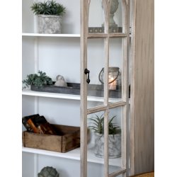 CHIC ANTIQUE VITRINESKAB M/BUEDE GLASL�GET SAND - 154