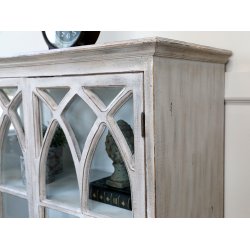 CHIC ANTIQUE VITRINESKAB M/BUEDE GLASL�GET SAND - 154