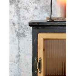 CHIC ANTIQUE VITRINESKAB M. 4 HYLDER OG RILLEDE GLASL�GER - 151